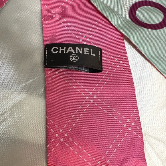 Authentic CHANEL Pink CC Printed Silk Twill Slim Bandeau 2023 Limited Edition - Picture 10 of 13